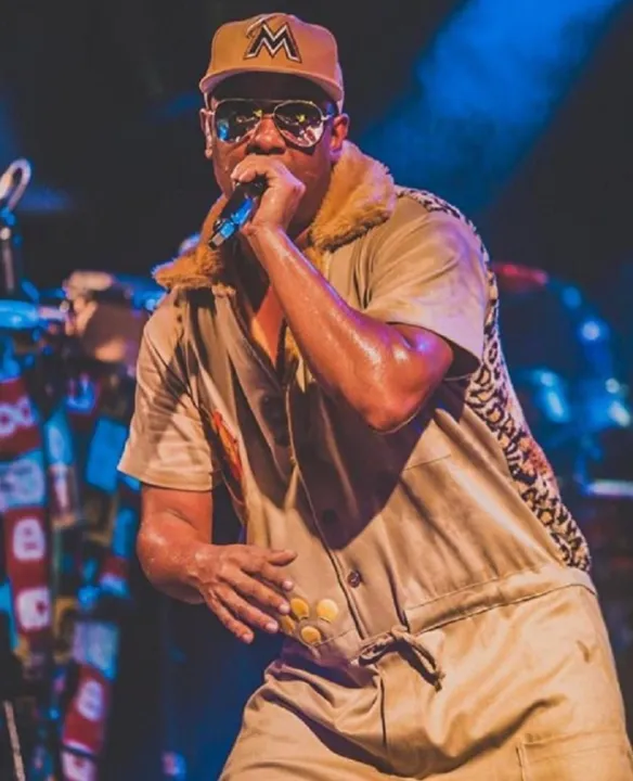 O cantor contará com a presença do funkeiro MC G15 e o show completo da banda Attoxxa