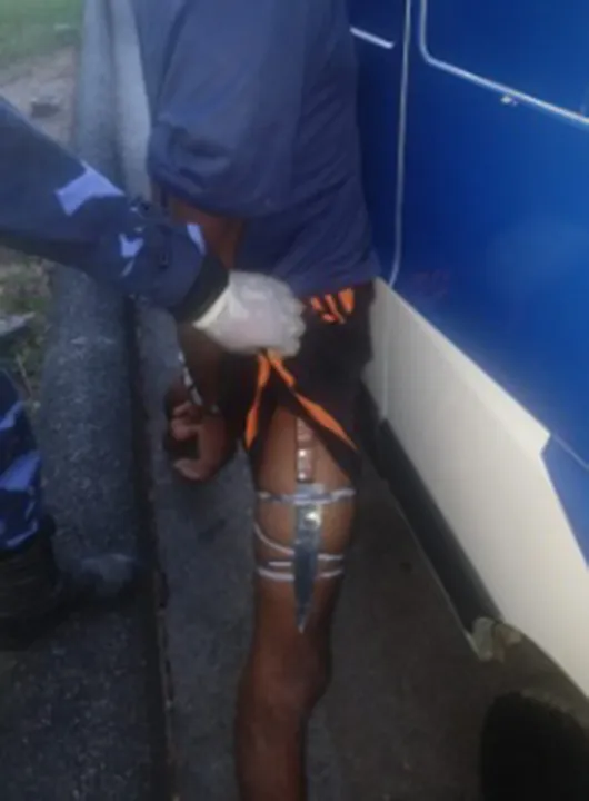 Faca utilizada no assalto é encontrada em abordagem