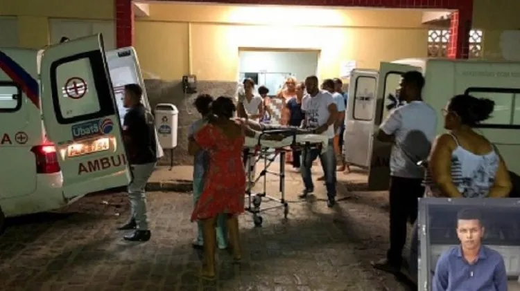 O jovem foi baleado na porta de casa por dois homens numa motocicleta