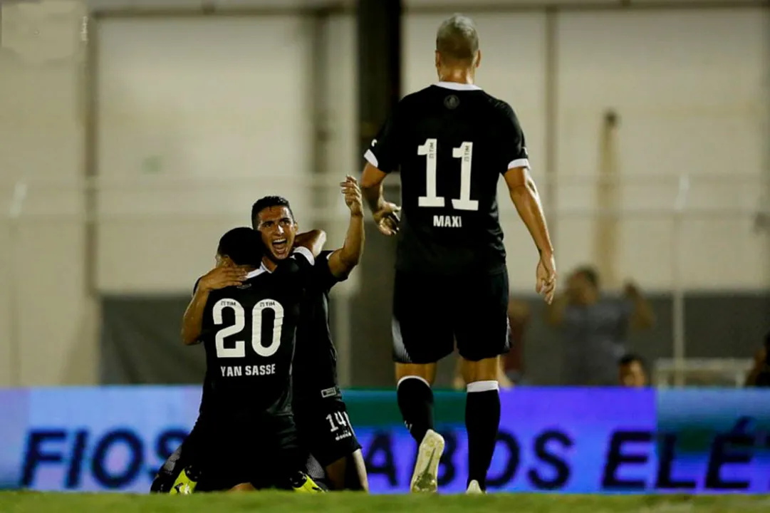Vascaínos celebram gol no Adauto Moraes