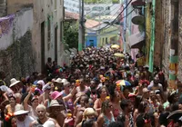 Banho de mar a fantasia anima foliões na Ladeira da Preguiça