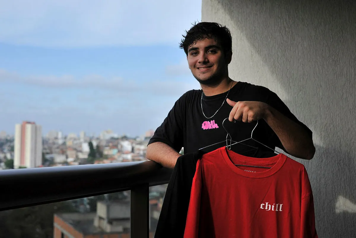 Lucas Ayres, o Lug, de 18 anos, criou uma marca de roupa quando tinha 16