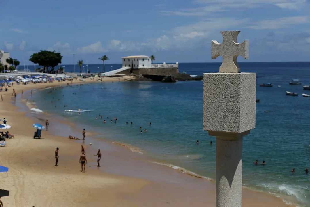 Paisagem contempla o monumento marco da cidade de Salvador, a Cruz da Ordem de Cristo, e o Forte de Santa Maria