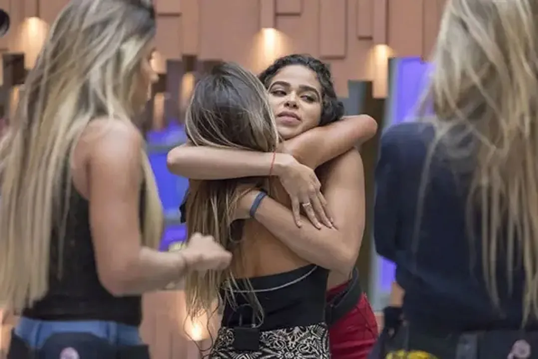 Elana abraça Carolina em sua despedida do reality show