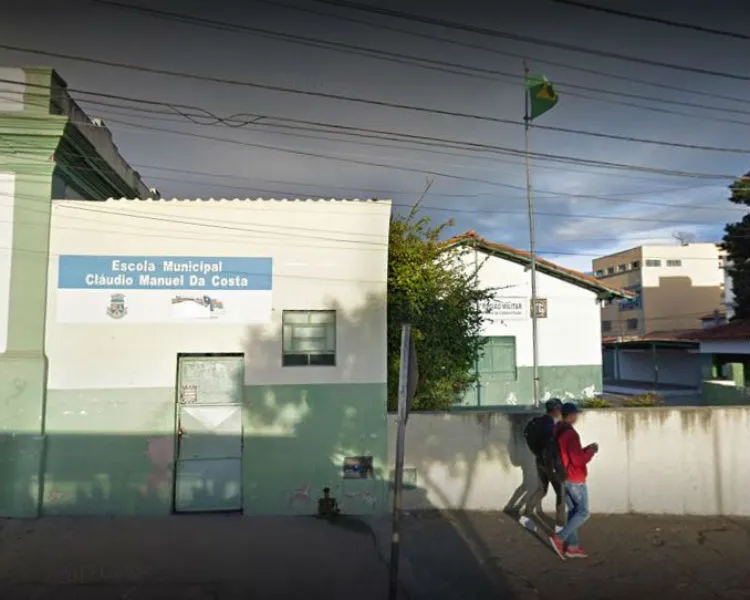 Escola Cláudio Manuel da Costa liberam os alunos mais cedo por falta de água e não terem merenda suficiente