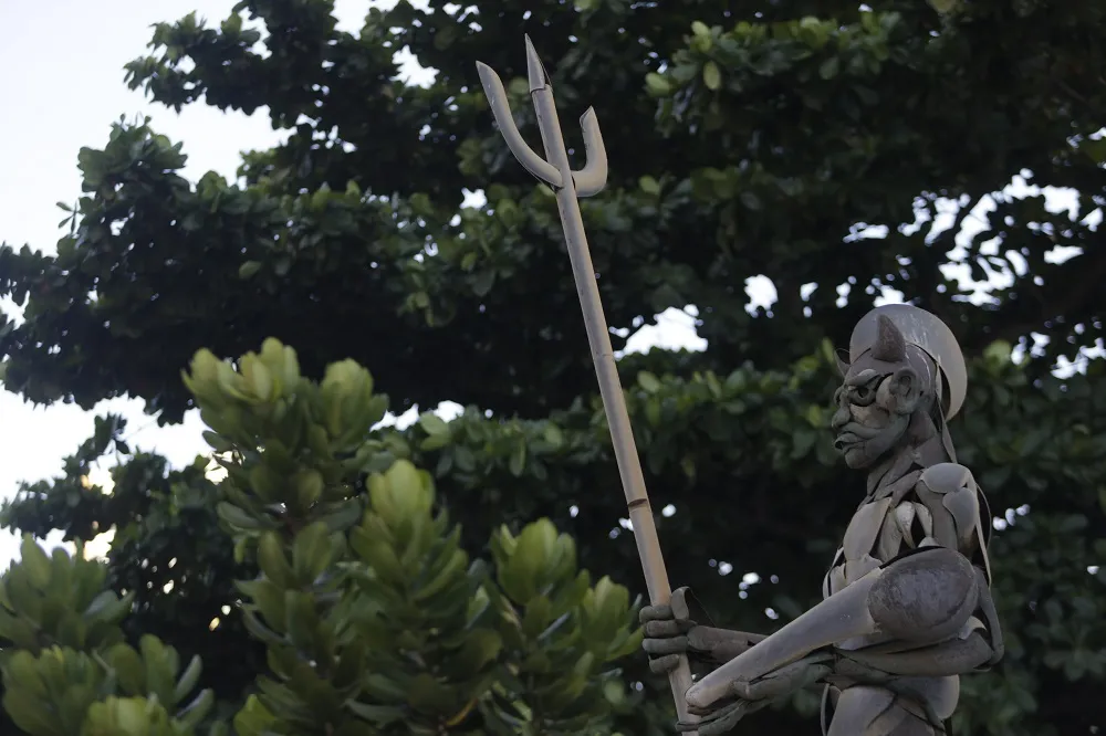 A emblemática escultura Exu, de Mário Cravo Jr., na sede dos Correios, na Pituba