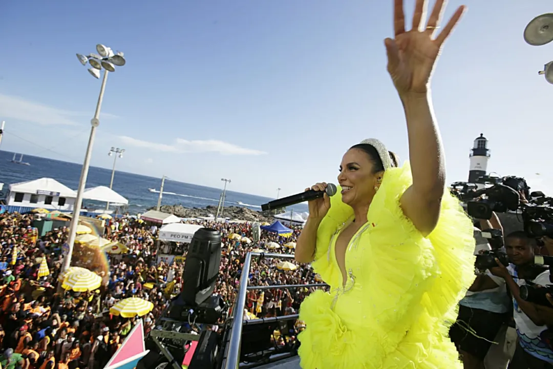 Com um hobbie verde-claro, Ivete subiu ao trio para o seu tão esperado retorno