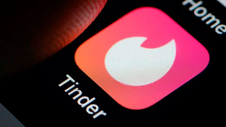 Lançado em 2012, o Tinder pode ser acessado em aparelhos celulares e computadores.