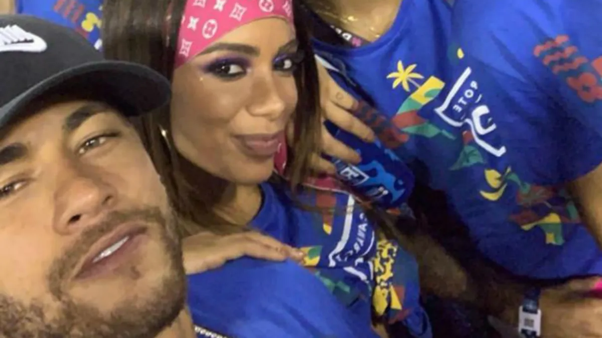 Cantora afirmou que ainda não tinha decidido se 'beijo com vibe de micareta conta como pegar ou não', mas garantiu que terminou a noite sozinha
