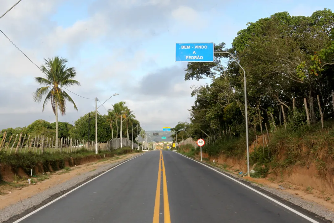 Com um investimento R$ 6,2 milhões na pavimentação de 14,8 quilômetros da via, o serviço beneficiará 51 mil habitantes, principalmente pequenos produtores e comerciantes