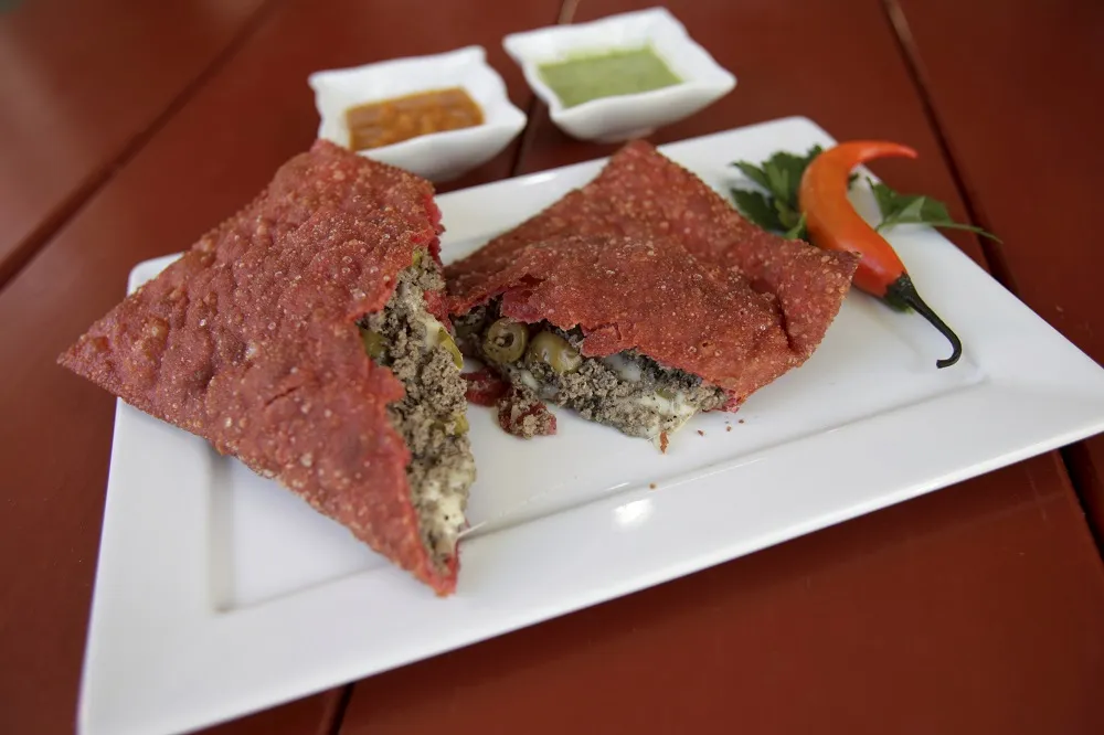 A massa do pastel árabe picante (R$ 15) é vermelha por causa da pimenta calabresa