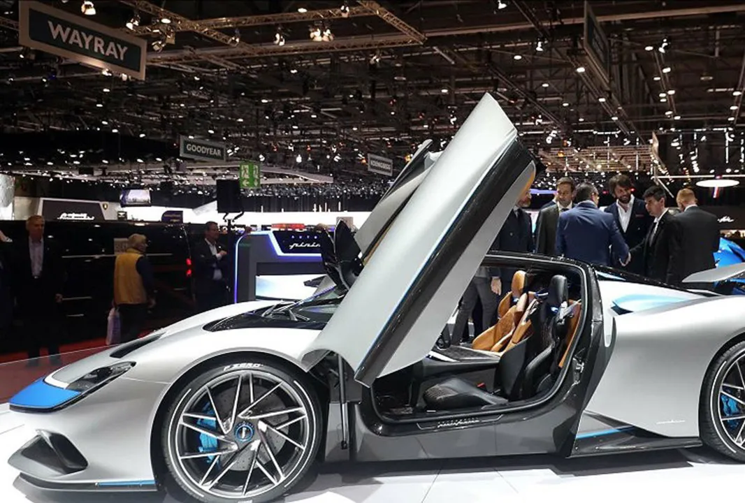 Pininfarina Battista Um dos mais respeitados estúdios de design do mundo construiu este hipercarro elétrico, com tração integral e poderosos 1.900 cv de potência vindos de quatro motores. Isso é capaz de “arremessá-lo” a 100 km/h em apenas dois segundo...