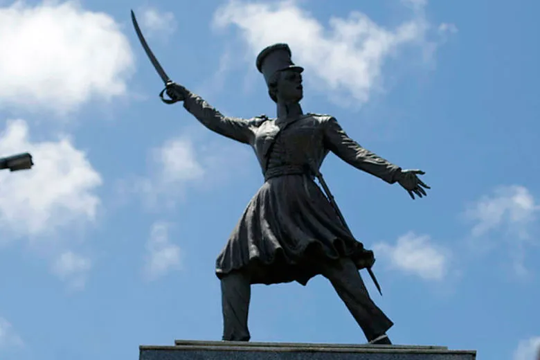 No Largo da Soledade está a estátua da heroína Maria Quitéria