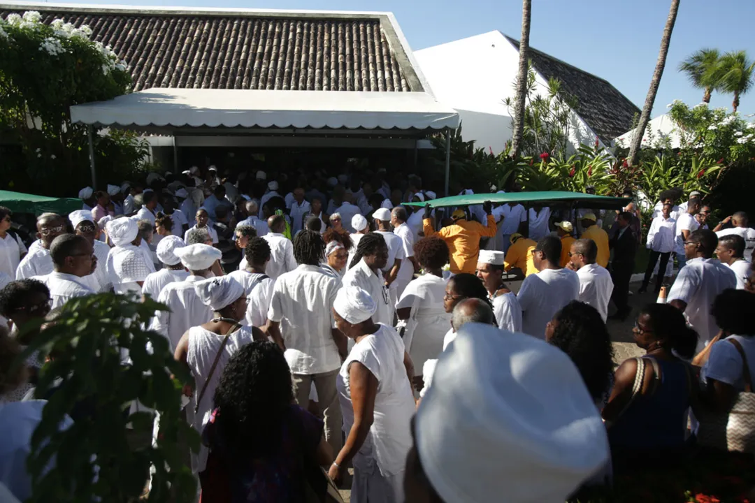 Multidão acompanha despedida da líder religiosa em cerimônia no Jardim da Saudade