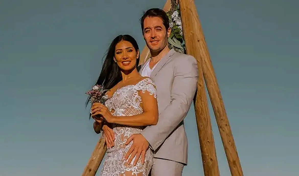 Cantora, que faz dupla sertaneja com a irmã Simone, é casada com o espanhol Vicente, com quem tem dois filhos