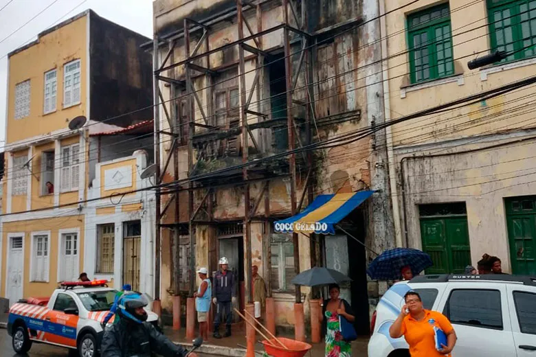 Telhado desabou por volta das 5h desta segunda-feira, 25