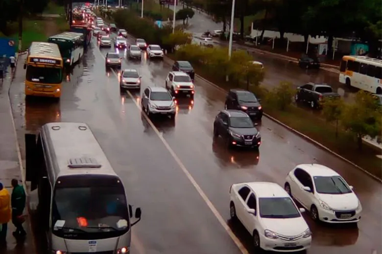 Trânsito melhora após carros ficarem ilhados em bolsão de água