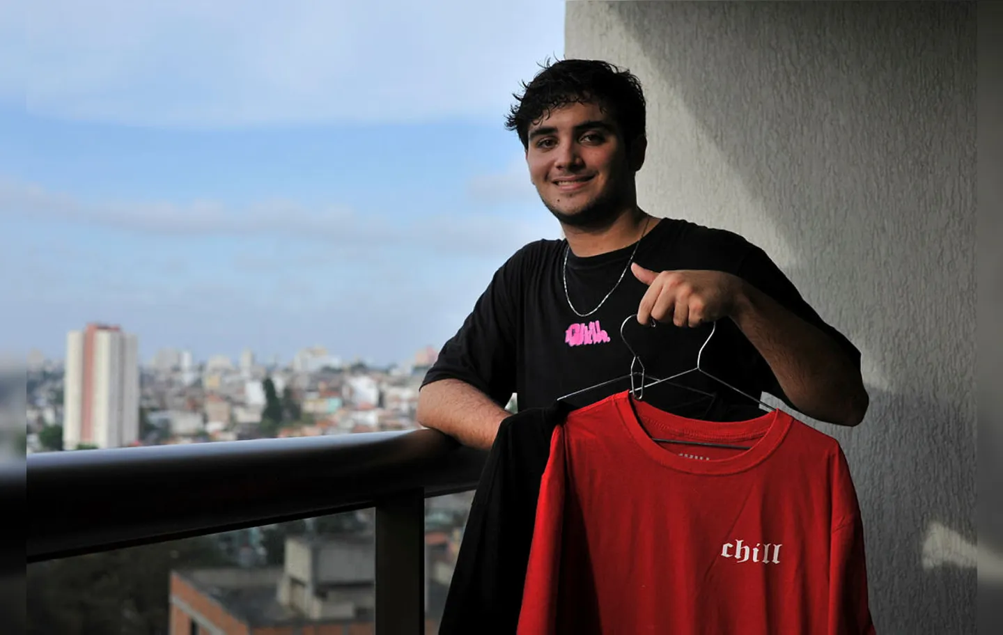 Lucas Ayres, o Lug, de 18 anos, criou uma marca de roupa quando tinha 16