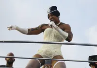 Leo Santana sai de vestido em bloco As Muquiranas na Barra; confira