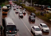 Trânsito na av. ACM fica intenso após fortes chuvas em Salvador