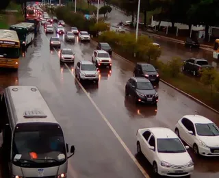 Trânsito na av. ACM fica intenso após fortes chuvas em Salvador