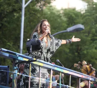 Daniela Mercury arrasta pipoca com homenagem a blocos afro no Campo Grande - Imagem