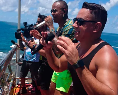 Léo Santana e Danniel Vieira fazem tradicional 'arrastão' na Barra - Imagem