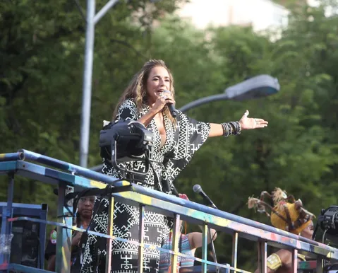 Daniela Mercury arrasta pipoca com homenagem a blocos afro no Campo Grande - Imagem