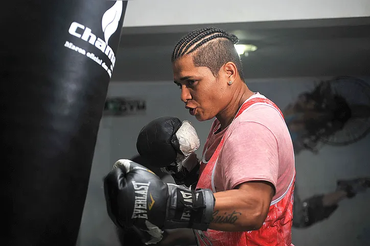Imagem ilustrativa da imagem Adriana Araújo busca reerguer carreira no boxe profissional