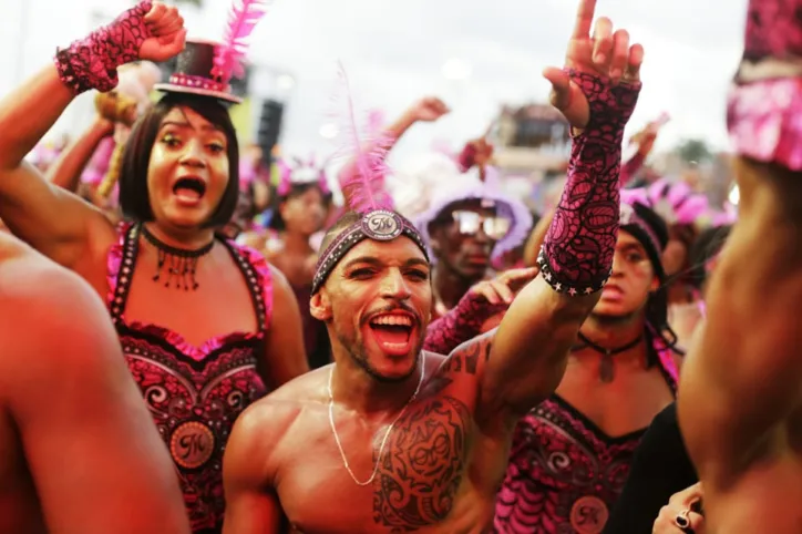 Leo Santana sai de vestido em bloco As Muquiranas na Barra; confira