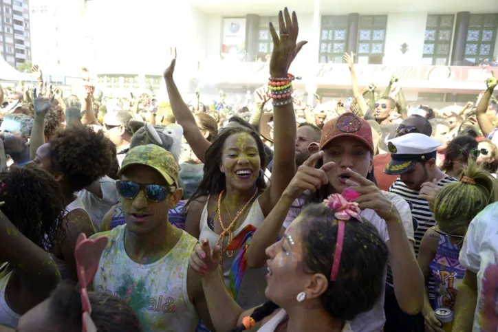 Pipoca do Saulo arrasta multidão no segundo dia de folia