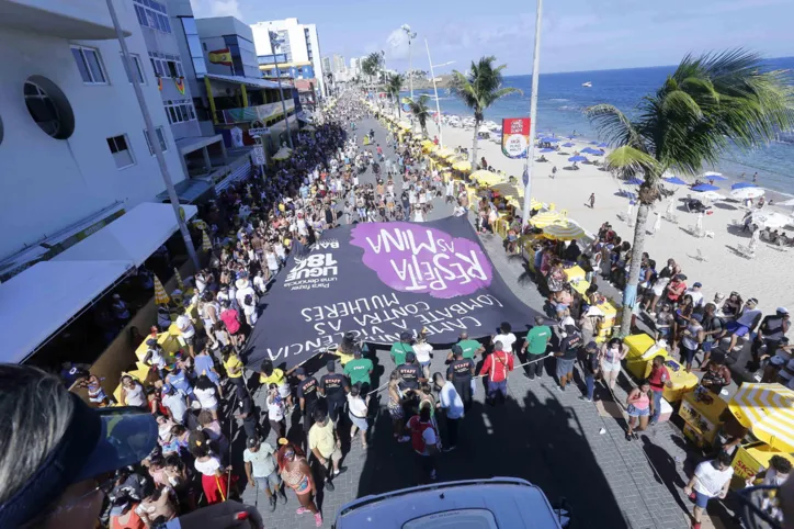 ‘Pipoca das Cores’ leva os foliões ao delírio na Barra-Ondina