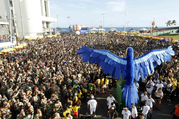 ‘Pipoca das Cores’ leva os foliões ao delírio na Barra-Ondina