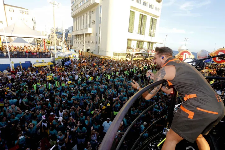 ‘Pipoca das Cores’ leva os foliões ao delírio na Barra-Ondina