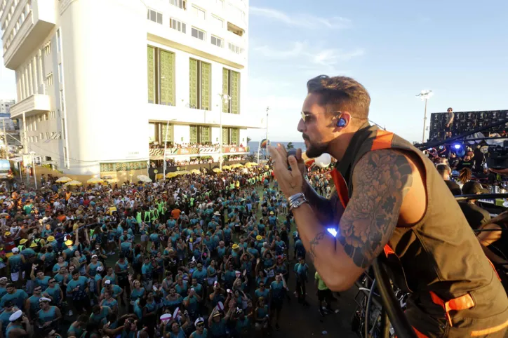 Pipoca do Saulo arrasta multidão no segundo dia de folia