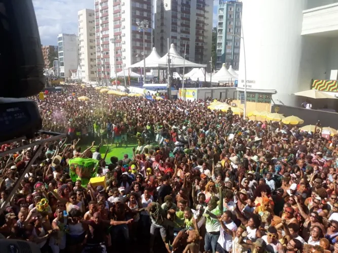 ‘Pipoca das Cores’ leva os foliões ao delírio na Barra-Ondina