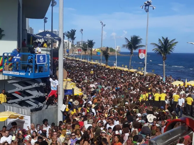 ‘Pipoca das Cores’ leva os foliões ao delírio na Barra-Ondina