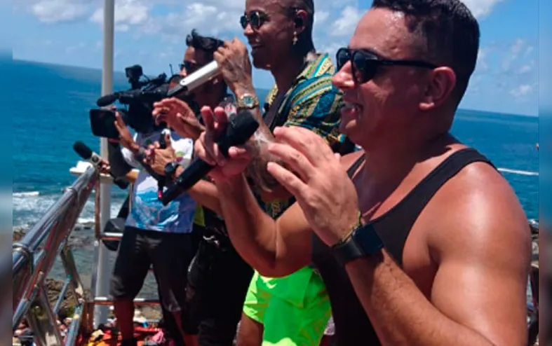 Léo Santana e Danniel Vieira fazem tradicional 'arrastão' na Barra - Imagem