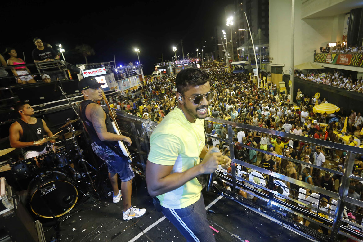 Pipoca do Saulo arrasta multidão no segundo dia de folia