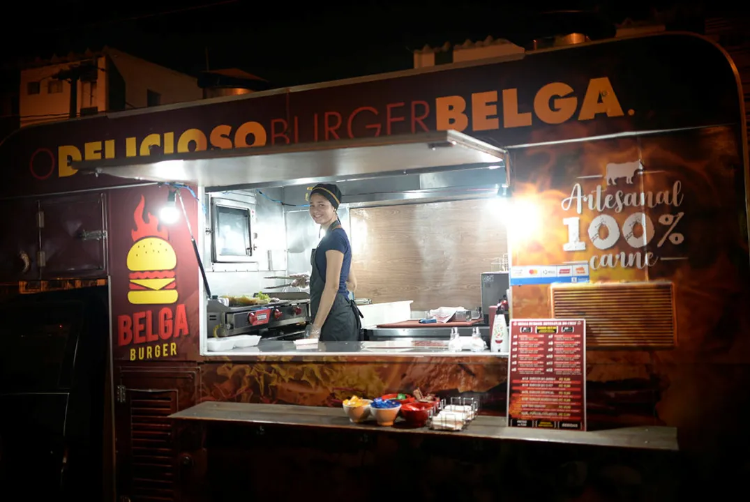 Telma vende hamburgeres artesanais no Belga Burger