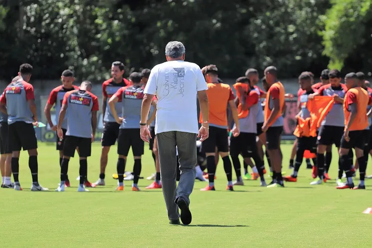 Paulo Carneiro desceu ao gramado para conversar com a comissão técnica e se apresentar aos jogadores