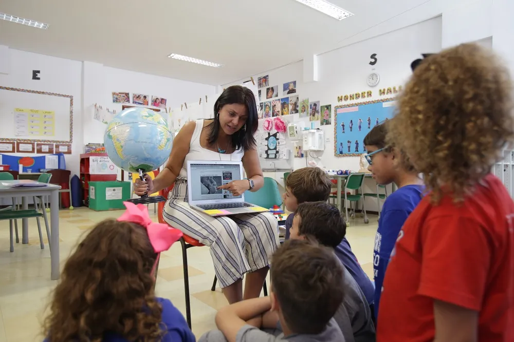 A professora Andréa Basílio durante aula na Pan American, em Piatã