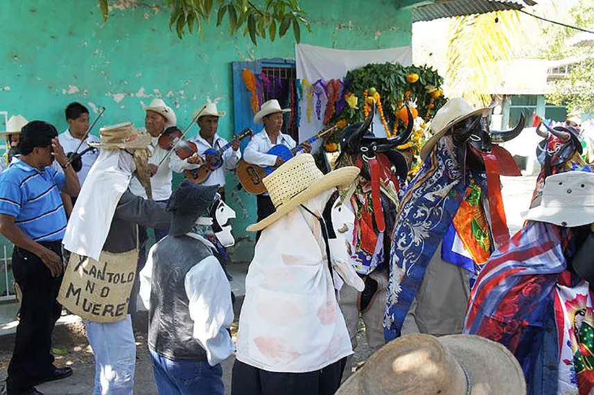 Mexicanos fantasiados e com máscaras tomam as ruas da cidade para festejar seus mortos