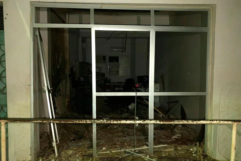 Agência ficou completamente destruída após explosões