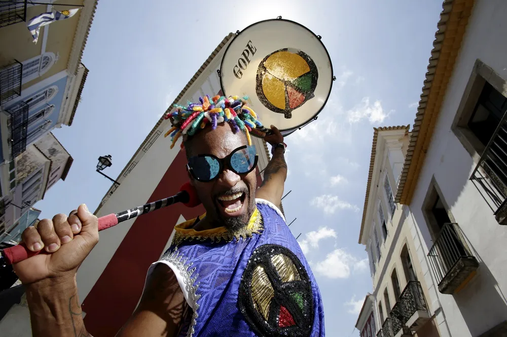 O percussionista Bira Jackson no Pelourinho, bairro onde o Olodum nasceu