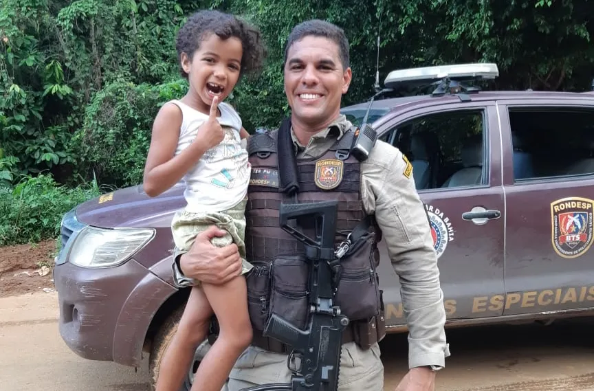 Lorraine, 5 anos, pediu ajuda do tenente