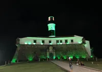Farol da Barra recebe iluminação especial em alusão ao abril verde