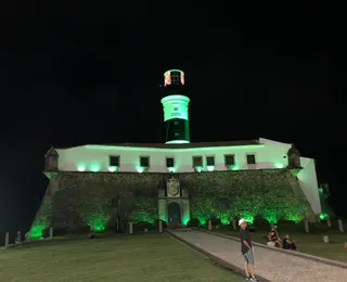 Farol da Barra recebe iluminação especial em alusão ao abril verde