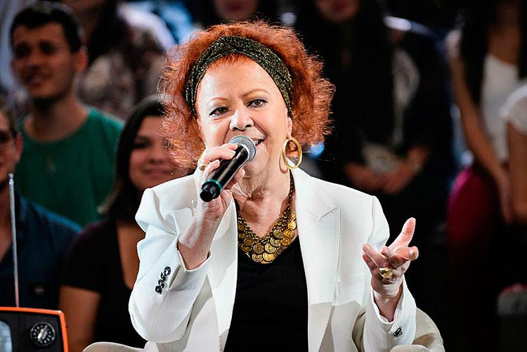 Morre a sambista Beth Carvalho aos 72 anos