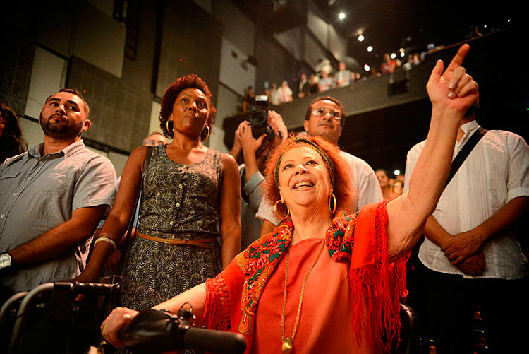 Morre a sambista Beth Carvalho aos 72 anos